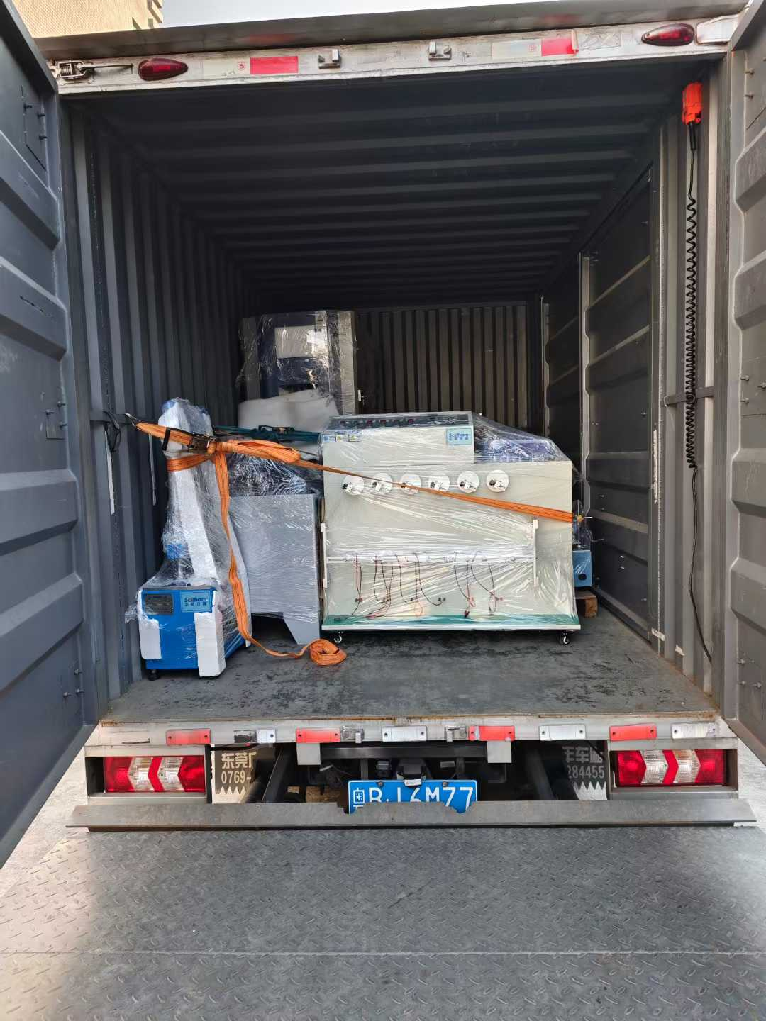 12臺(tái)力學(xué)設(shè)備送貨東莞塘廈老客戶公司